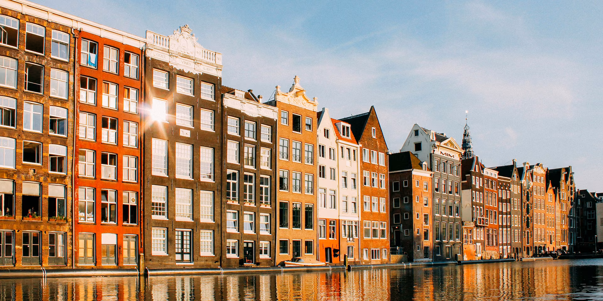 foto van een rij huizen langs het kanaal
